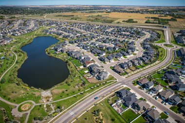 Saskatoon 'daki Stonebridge' in büyüleyici görüntüsü modern mimari ve Saskatchewan 'ın yemyeşil çevrelerinin ahenkli karışımını vurguluyor..