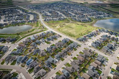 Saskatoon 'daki Stonebridge' in büyüleyici görüntüsü modern mimari ve Saskatchewan 'ın yemyeşil çevrelerinin ahenkli karışımını vurguluyor..