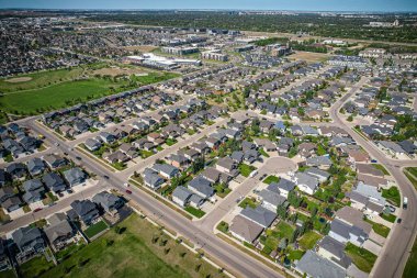 Saskatoon 'daki Stonebridge' in büyüleyici görüntüsü modern mimari ve Saskatchewan 'ın yemyeşil çevrelerinin ahenkli karışımını vurguluyor..