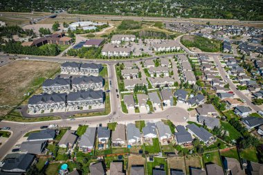 Saskatoon 'daki Stonebridge' in büyüleyici görüntüsü modern mimari ve Saskatchewan 'ın yemyeşil çevrelerinin ahenkli karışımını vurguluyor..