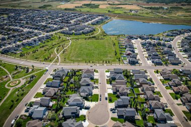 Saskatoon 'daki Stonebridge' in büyüleyici görüntüsü modern mimari ve Saskatchewan 'ın yemyeşil çevrelerinin ahenkli karışımını vurguluyor..