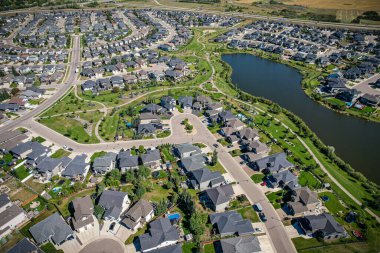 Saskatoon 'daki Stonebridge' in büyüleyici görüntüsü modern mimari ve Saskatchewan 'ın yemyeşil çevrelerinin ahenkli karışımını vurguluyor..