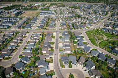 Saskatoon 'daki Stonebridge' in büyüleyici görüntüsü modern mimari ve Saskatchewan 'ın yemyeşil çevrelerinin ahenkli karışımını vurguluyor..