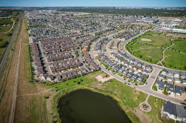 Saskatoon 'daki Stonebridge' in büyüleyici görüntüsü modern mimari ve Saskatchewan 'ın yemyeşil çevrelerinin ahenkli karışımını vurguluyor..