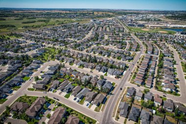 Saskatoon 'daki Stonebridge' in büyüleyici görüntüsü modern mimari ve Saskatchewan 'ın yemyeşil çevrelerinin ahenkli karışımını vurguluyor..