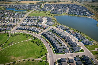 Saskatoon 'daki Stonebridge' in büyüleyici görüntüsü modern mimari ve Saskatchewan 'ın yemyeşil çevrelerinin ahenkli karışımını vurguluyor..