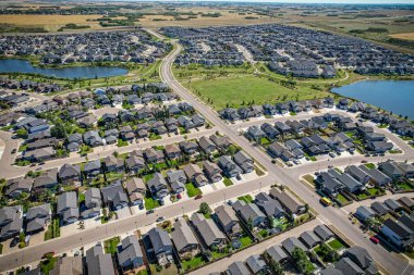 Saskatoon 'daki Stonebridge' in büyüleyici görüntüsü modern mimari ve Saskatchewan 'ın yemyeşil çevrelerinin ahenkli karışımını vurguluyor..