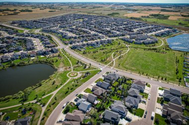 Saskatoon 'daki Stonebridge' in büyüleyici görüntüsü modern mimari ve Saskatchewan 'ın yemyeşil çevrelerinin ahenkli karışımını vurguluyor..