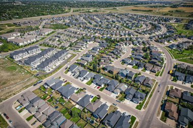 Saskatoon 'daki Stonebridge' in büyüleyici görüntüsü modern mimari ve Saskatchewan 'ın yemyeşil çevrelerinin ahenkli karışımını vurguluyor..