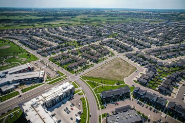 Saskatoon 'daki Stonebridge' in büyüleyici görüntüsü modern mimari ve Saskatchewan 'ın yemyeşil çevrelerinin ahenkli karışımını vurguluyor..