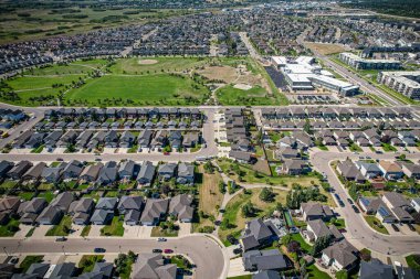 Saskatoon 'daki Stonebridge' in büyüleyici görüntüsü modern mimari ve Saskatchewan 'ın yemyeşil çevrelerinin ahenkli karışımını vurguluyor..
