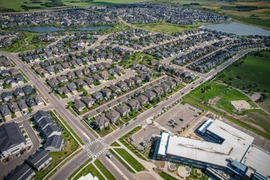 Saskatoon 'daki Stonebridge' in büyüleyici görüntüsü modern mimari ve Saskatchewan 'ın yemyeşil çevrelerinin ahenkli karışımını vurguluyor..