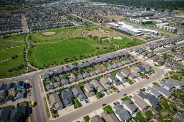 Saskatoon 'daki Stonebridge' in büyüleyici görüntüsü modern mimari ve Saskatchewan 'ın yemyeşil çevrelerinin ahenkli karışımını vurguluyor..