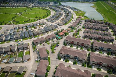 Saskatoon 'daki Stonebridge' in büyüleyici görüntüsü modern mimari ve Saskatchewan 'ın yemyeşil çevrelerinin ahenkli karışımını vurguluyor..