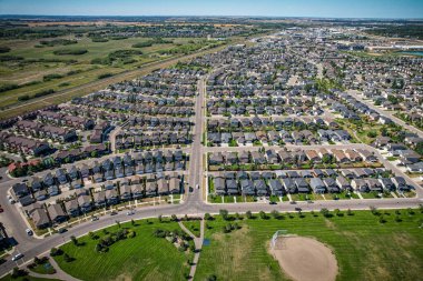Saskatoon 'daki Stonebridge' in büyüleyici görüntüsü modern mimari ve Saskatchewan 'ın yemyeşil çevrelerinin ahenkli karışımını vurguluyor..