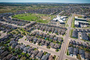 Saskatoon 'daki Stonebridge' in büyüleyici görüntüsü modern mimari ve Saskatchewan 'ın yemyeşil çevrelerinin ahenkli karışımını vurguluyor..