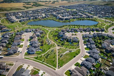 Saskatoon 'daki Stonebridge' in büyüleyici görüntüsü modern mimari ve Saskatchewan 'ın yemyeşil çevrelerinin ahenkli karışımını vurguluyor..