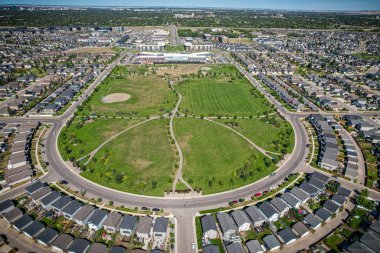 Saskatoon 'daki Stonebridge' in büyüleyici görüntüsü modern mimari ve Saskatchewan 'ın yemyeşil çevrelerinin ahenkli karışımını vurguluyor..