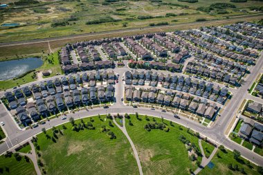 Saskatoon 'daki Stonebridge' in büyüleyici görüntüsü modern mimari ve Saskatchewan 'ın yemyeşil çevrelerinin ahenkli karışımını vurguluyor..