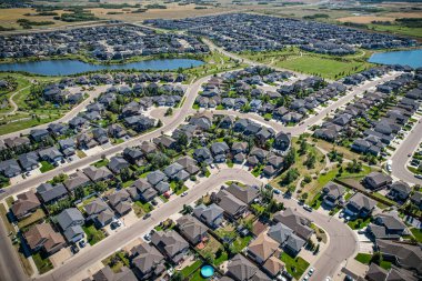 Saskatoon 'daki Stonebridge' in büyüleyici görüntüsü modern mimari ve Saskatchewan 'ın yemyeşil çevrelerinin ahenkli karışımını vurguluyor..