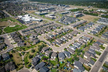 Saskatoon 'daki Stonebridge' in büyüleyici görüntüsü modern mimari ve Saskatchewan 'ın yemyeşil çevrelerinin ahenkli karışımını vurguluyor..