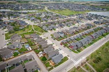 Saskatoon 'daki Stonebridge' in büyüleyici görüntüsü modern mimari ve Saskatchewan 'ın yemyeşil çevrelerinin ahenkli karışımını vurguluyor..