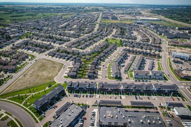 Saskatoon 'daki Stonebridge' in büyüleyici görüntüsü modern mimari ve Saskatchewan 'ın yemyeşil çevrelerinin ahenkli karışımını vurguluyor..