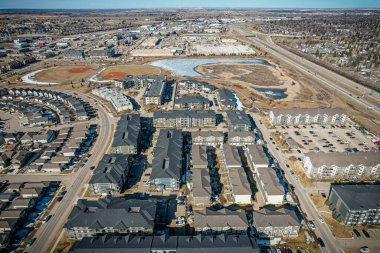 Saskatoon 'daki Stonebridge' in büyüleyici görüntüsü modern mimari ve Saskatchewan 'ın yemyeşil çevrelerinin ahenkli karışımını vurguluyor..