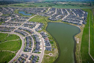 Saskatoon 'daki Stonebridge' in büyüleyici görüntüsü modern mimari ve Saskatchewan 'ın yemyeşil çevrelerinin ahenkli karışımını vurguluyor..