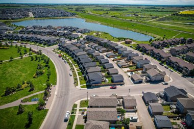 Saskatoon 'daki Stonebridge' in büyüleyici görüntüsü modern mimari ve Saskatchewan 'ın yemyeşil çevrelerinin ahenkli karışımını vurguluyor..