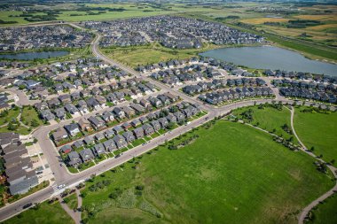 Saskatoon 'daki Stonebridge' in büyüleyici görüntüsü modern mimari ve Saskatchewan 'ın yemyeşil çevrelerinin ahenkli karışımını vurguluyor..