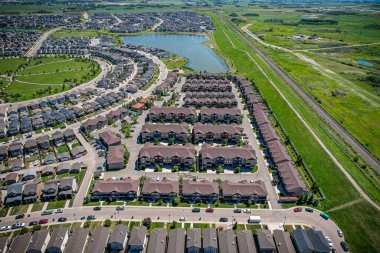 Saskatoon 'daki Stonebridge' in büyüleyici görüntüsü modern mimari ve Saskatchewan 'ın yemyeşil çevrelerinin ahenkli karışımını vurguluyor..
