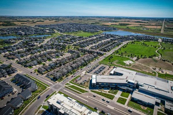 Saskatoon 'daki Stonebridge' in büyüleyici görüntüsü modern mimari ve Saskatchewan 'ın yemyeşil çevrelerinin ahenkli karışımını vurguluyor..