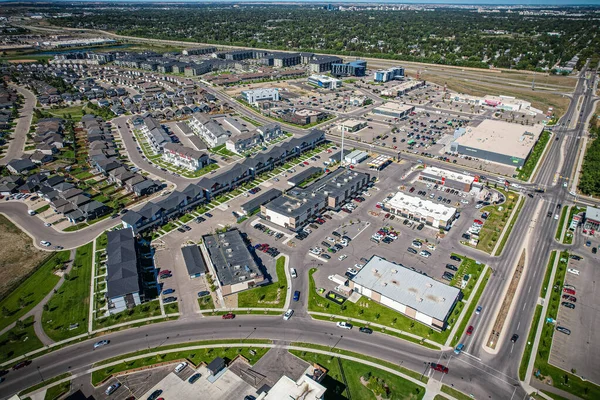 Saskatoon 'daki Stonebridge' in büyüleyici görüntüsü modern mimari ve Saskatchewan 'ın yemyeşil çevrelerinin ahenkli karışımını vurguluyor..