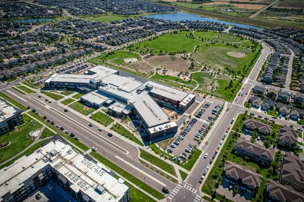 Saskatoon 'daki Stonebridge' in büyüleyici görüntüsü modern mimari ve Saskatchewan 'ın yemyeşil çevrelerinin ahenkli karışımını vurguluyor..