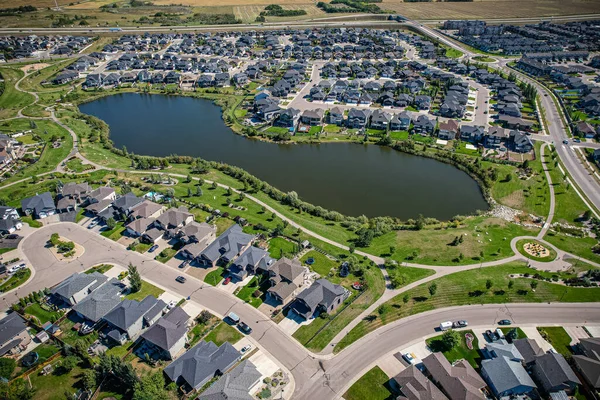 Saskatoon 'daki Stonebridge' in büyüleyici görüntüsü modern mimari ve Saskatchewan 'ın yemyeşil çevrelerinin ahenkli karışımını vurguluyor..