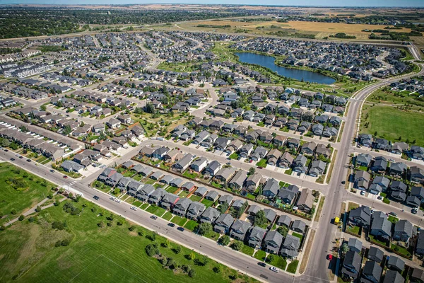 Saskatoon 'daki Stonebridge' in büyüleyici görüntüsü modern mimari ve Saskatchewan 'ın yemyeşil çevrelerinin ahenkli karışımını vurguluyor..