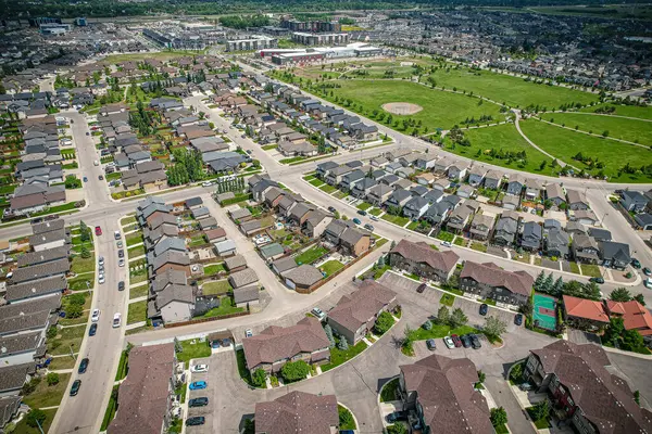 Saskatoon 'daki Stonebridge' in büyüleyici görüntüsü modern mimari ve Saskatchewan 'ın yemyeşil çevrelerinin ahenkli karışımını vurguluyor..