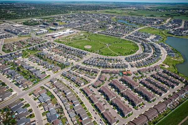 Saskatoon 'daki Stonebridge' in büyüleyici görüntüsü modern mimari ve Saskatchewan 'ın yemyeşil çevrelerinin ahenkli karışımını vurguluyor..