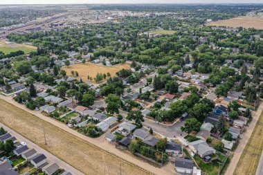 Yukarıdaki gökyüzünden, Saskatoon 'daki Sutherland mahallesinin canlı mozaiğine tanık olun. Saskatchewan' ın doğal güzelliğinin içindeki tarihi cazibesini yansıtıyor..