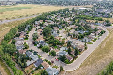 Yukarıdaki gökyüzünden, Saskatoon 'daki Sutherland mahallesinin canlı mozaiğine tanık olun. Saskatchewan' ın doğal güzelliğinin içindeki tarihi cazibesini yansıtıyor..