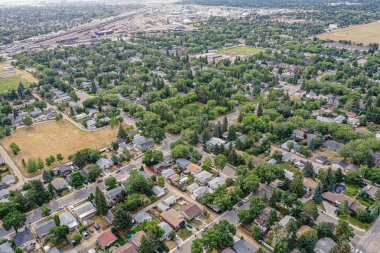 Yukarıdaki gökyüzünden, Saskatoon 'daki Sutherland mahallesinin canlı mozaiğine tanık olun. Saskatchewan' ın doğal güzelliğinin içindeki tarihi cazibesini yansıtıyor..