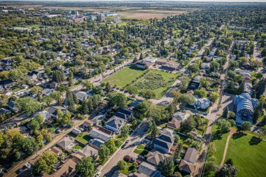 Saskatoon 'daki Grosvenor Parkı' nın üzerinde süzülen bu gökyüzü, ağaçlarla kaplı sokakların ve Saskatchewanlar 'ın uçsuz bucaksız gökyüzüne karşı mimari ihtişamın ahenkli bir karışımını gözler önüne seriyor..