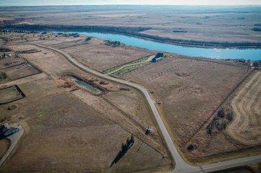 Şehre çok yakın ama yine de bir dünya uzakta. Güney Saskatchewan Nehri 'nin nefes kesen manzarasıyla Corman Park' ın RM 'sindeki Prominence Pointe köklerinizi salacağınız yer.. 