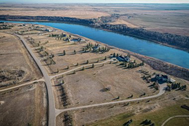 Şehre çok yakın ama yine de bir dünya uzakta. Güney Saskatchewan Nehri 'nin nefes kesen manzarasıyla Corman Park' ın RM 'sindeki Prominence Pointe köklerinizi salacağınız yer.. 