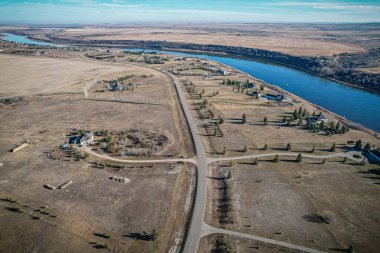 Şehre çok yakın ama yine de bir dünya uzakta. Güney Saskatchewan Nehri 'nin nefes kesen manzarasıyla Corman Park' ın RM 'sindeki Prominence Pointe köklerinizi salacağınız yer.. 