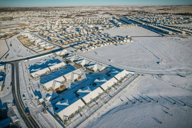 Saskatoon 'daki Rosewood mahallesinin hava görüntüsü, modern yaşamın mozaiğini ve Saskatchewan arazisinin dingin genişliğini gösteriyor.