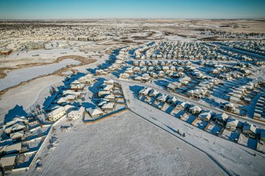 Saskatoon 'daki Rosewood mahallesinin hava görüntüsü, modern yaşamın mozaiğini ve Saskatchewan arazisinin dingin genişliğini gösteriyor.