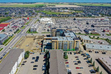 Saskatoon 'daki University Heights' ın nefes kesici hava görüntüsü, Saskatchewans 'ın manzaralı arka planına karşı akademik merkezlerin ve yerleşim yerlerinin birleşimini gösteriyor.
