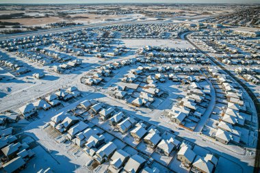 Saskatoon 'daki Rosewood mahallesinin hava görüntüsü, modern yaşamın mozaiğini ve Saskatchewan arazisinin dingin genişliğini gösteriyor.